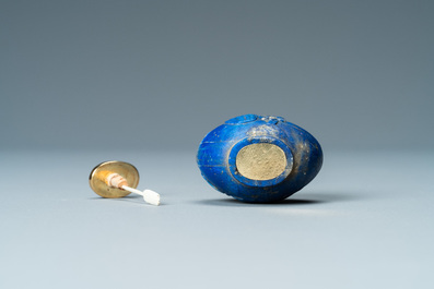 Een Chinese lapis lazuli snuiffles met vergulde bodem, Qing