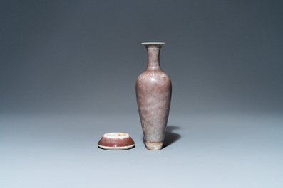 Un vase sur support en porcelaine de Chine &agrave; &eacute;mail 'fleur de p&ecirc;cher', marque de Kangxi, 19/20&egrave;me