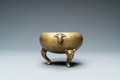 Un br&ucirc;le-parfum en bronze aux anses et pieds en forme d'&eacute;l&eacute;phants, Chine, marque et &eacute;poque de Qianlong