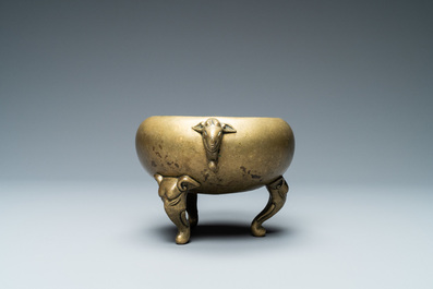 Un br&ucirc;le-parfum en bronze aux anses et pieds en forme d'&eacute;l&eacute;phants, Chine, marque et &eacute;poque de Qianlong