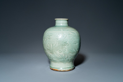 Een Chinese Longquan celadon 'meiping' vaas met onderglazuur decor, Ming