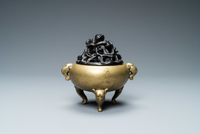Un br&ucirc;le-parfum en bronze aux anses et pieds en forme d'&eacute;l&eacute;phants, Chine, marque et &eacute;poque de Qianlong