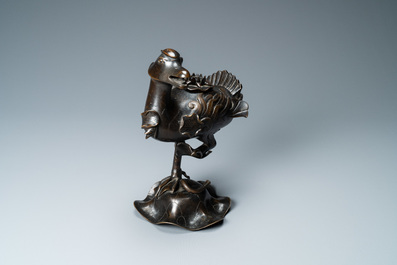 Un br&ucirc;le-parfum en forme de canard sur fleur de lotus en bronze, Chine, Ming