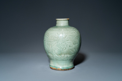Een Chinese Longquan celadon 'meiping' vaas met onderglazuur decor, Ming