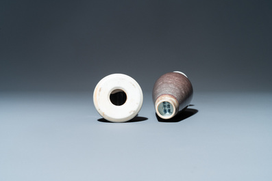 Un vase sur support en porcelaine de Chine &agrave; &eacute;mail 'fleur de p&ecirc;cher', marque de Kangxi, 19/20&egrave;me