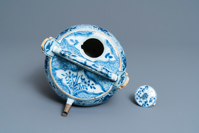 A Chinese blue and white lime pot for the Vietnamese or Indonesian market, Kangxi
