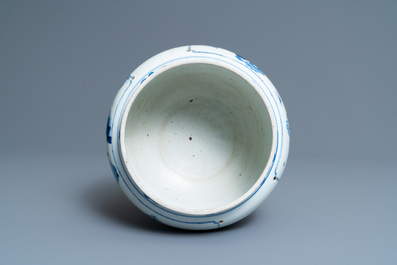 Een Chinese blauw-witte kom met figuren in een landschap, Kangxi