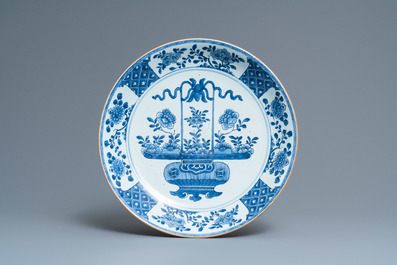 A pair of Chinese blue and white dishes with flower baskets, Qianlong