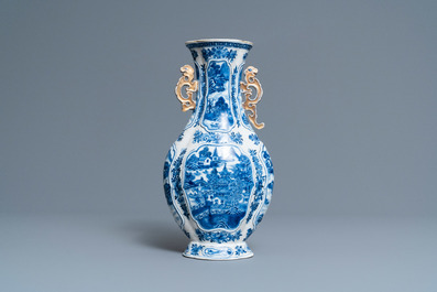 Een Chinese blauw-witte vaas en een grote kom, Qianlong