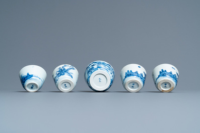 Vijf Chinese blauw-witte 'Bleu de Hue' koppen voor de Vietnamese markt, 19e eeuw