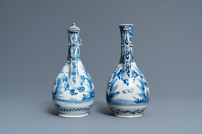 Een paar Japanse blauw-witte kannen, Arita, Edo, 17e eeuw