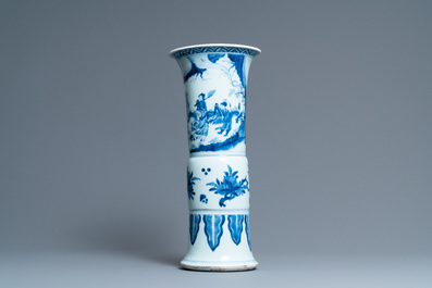 Een grote Chinese blauw-witte 'gu' vaas met onsterfelijken, Kangxi
