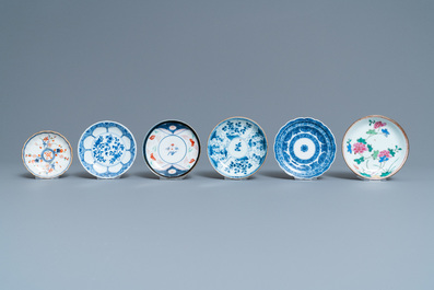 Vingt-quatre tasses et vingt-cinq soucoupes en porcelaine de Chine en bleu et blanc, famille rose, verte et de style Imari, Kangxi et apr&egrave;s