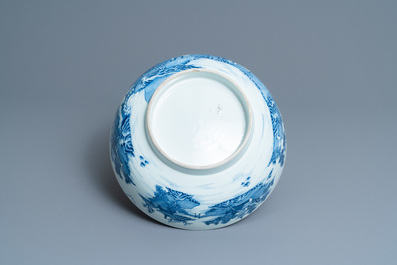 Een Chinese blauw-witte vaas en een grote kom, Qianlong