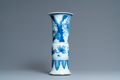 Een grote Chinese blauw-witte 'gu' vaas met onsterfelijken, Kangxi