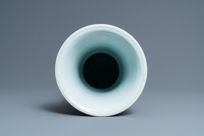 Een grote Chinese blauw-witte 'gu' vaas met onsterfelijken, Kangxi
