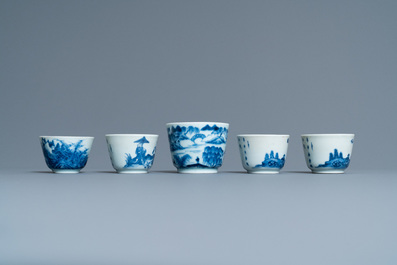 Vijf Chinese blauw-witte 'Bleu de Hue' koppen voor de Vietnamese markt, 19e eeuw