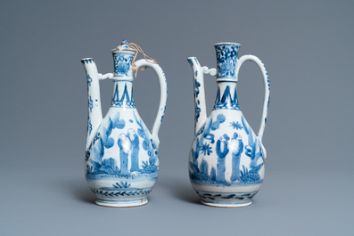 Een paar Japanse blauw-witte kannen, Arita, Edo, 17e eeuw