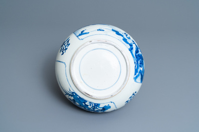 Een Chinese blauw-witte kom met figuren in een landschap, Kangxi