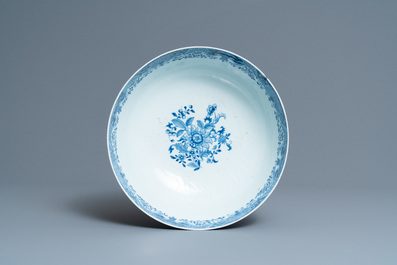 Een Chinese blauw-witte vaas en een grote kom, Qianlong