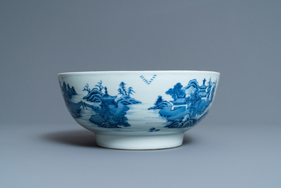Een Chinese blauw-witte vaas en een grote kom, Qianlong