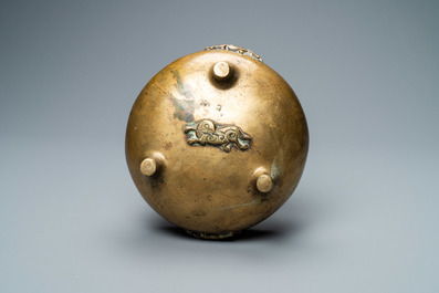 Een Chinese driepotige bronzen wierookbrander met olifanten, Qing
