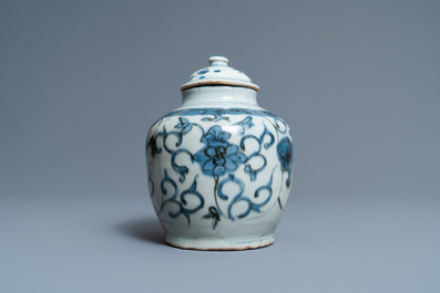 Un vase couvert en porcelaine de Chine en bleu et blanc, Wanli