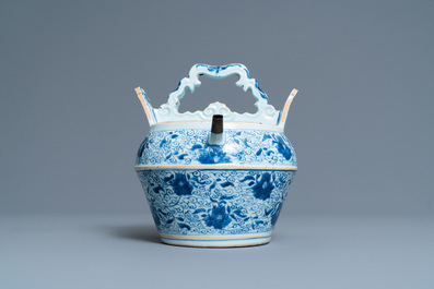 A Chinese blue and white lime pot for the Vietnamese or Indonesian market, Kangxi