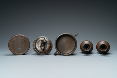 Un br&ucirc;le-parfum et une paire de vases en bronze incrust&eacute;, Chine pour le Vietnam, 19&egrave;me