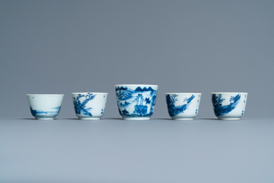 Vijf Chinese blauw-witte 'Bleu de Hue' koppen voor de Vietnamese markt, 19e eeuw