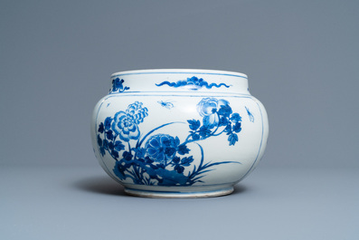 Een Chinese blauw-witte kom met figuren in een landschap, Kangxi