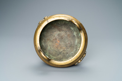 Een Chinese driepotige bronzen wierookbrander met olifanten, Qing