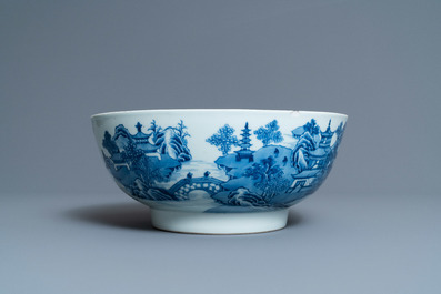 Een Chinese blauw-witte vaas en een grote kom, Qianlong