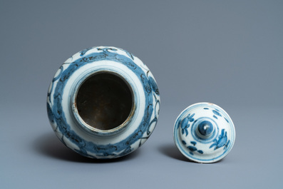 Un vase couvert en porcelaine de Chine en bleu et blanc, Wanli