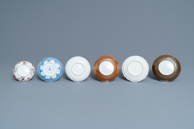 Vingt-quatre tasses et vingt-cinq soucoupes en porcelaine de Chine en bleu et blanc, famille rose, verte et de style Imari, Kangxi et apr&egrave;s