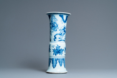 Een grote Chinese blauw-witte 'gu' vaas met onsterfelijken, Kangxi
