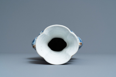 Een Chinese blauw-witte vaas en een grote kom, Qianlong