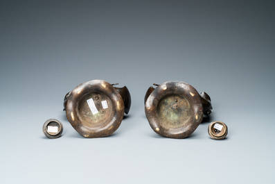 Une paire de br&ucirc;le-parfums en bronze en forme de canards sur une fleur de lotus, Chine, fin Ming/d&eacute;but Qing