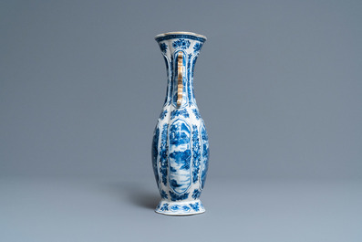 Een Chinese blauw-witte vaas en een grote kom, Qianlong