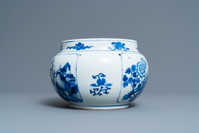 Een Chinese blauw-witte kom met figuren in een landschap, Kangxi