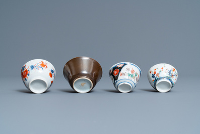 Vingt-quatre tasses et vingt-cinq soucoupes en porcelaine de Chine en bleu et blanc, famille rose, verte et de style Imari, Kangxi et apr&egrave;s