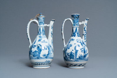 Een paar Japanse blauw-witte kannen, Arita, Edo, 17e eeuw