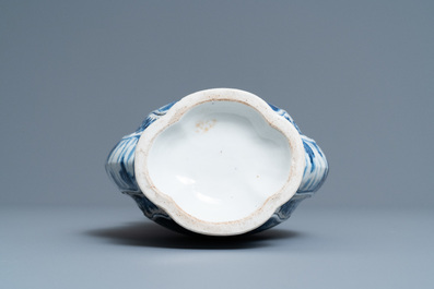 Een Chinese blauw-witte vaas en een grote kom, Qianlong