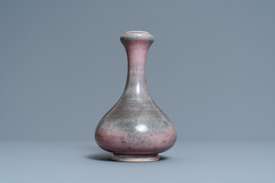 Een paar Chinese blauw-witte 'draken' borden en een monochrome koperrode vaas, Kangxi en later