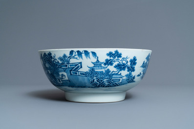 Een Chinese blauw-witte vaas en een grote kom, Qianlong