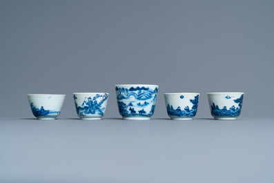 Vijf Chinese blauw-witte 'Bleu de Hue' koppen voor de Vietnamese markt, 19e eeuw