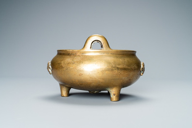 Een Chinese driepotige bronzen wierookbrander met olifanten, Qing