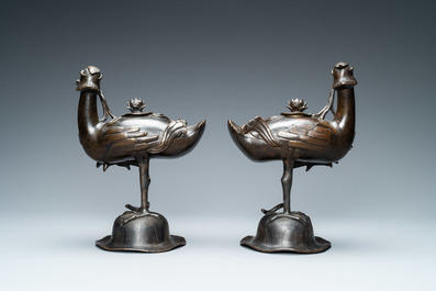 Une paire de br&ucirc;le-parfums en bronze en forme de canards sur une fleur de lotus, Chine, fin Ming/d&eacute;but Qing