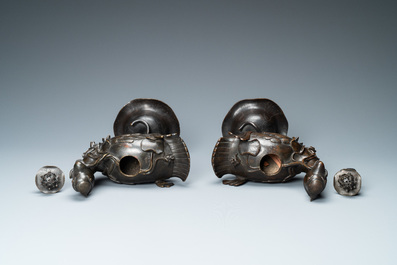 Une paire de br&ucirc;le-parfums en bronze en forme de canards sur une fleur de lotus, Chine, fin Ming/d&eacute;but Qing