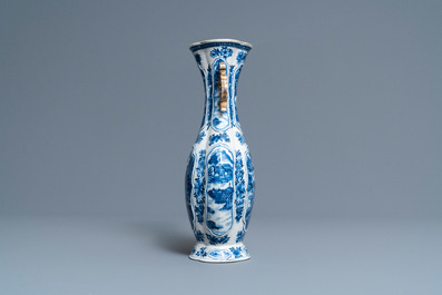Een Chinese blauw-witte vaas en een grote kom, Qianlong
